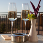 Calice di Prosecco sulla terrazza con vista panoramica sulla campagna romana